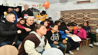 Samsun Valisi Dağlı, Kahramanmaraş’ta depremzede çocuklarla çizgi film izledi