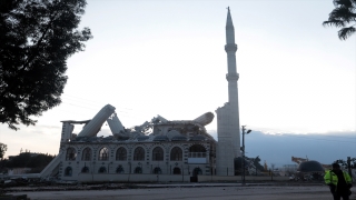 Hatay’da depremde zarar gören caminin minarelerinin kontrollü yıkımı görüntülendi