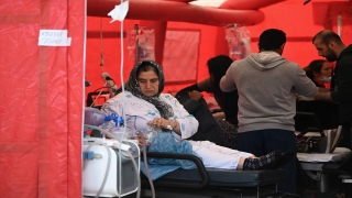 Depremin ardından tedbiren boşaltılan hastanenin sağlık hizmeti çadırlarda sürdürülüyor