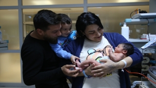 Enkazdan çıkarılan hamile kadın ameliyatla dünyaya getirdiği bebeğiyle buluştu