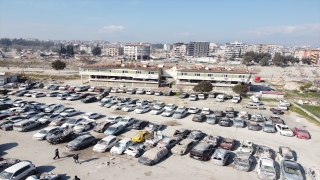 Hatay’da depremde zarar gören araçlar otoparklara çekiliyor