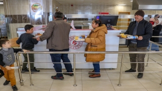 Depremzedeler Van’da afetin yaşattığı acıları unutmaya çalışıyor