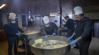 Cumhurbaşkanlığında görevli aşçılar, depremzedeler için yemek pişiriyor