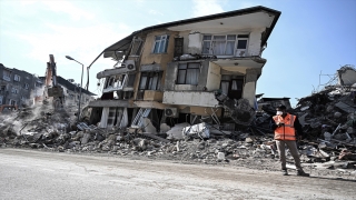 Antakya ve Defne’de depremde yıkılan 54 binanın enkazı kaldırılıyor