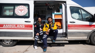 Depremi yaşayan sağlık çalışanı çift, acılarını bir yana bırakıp yardıma koştu