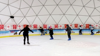 Keçiören Belediyesi’nden depremzede çocuklar için buz pateni etkinliği