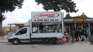 Manisa’dan 10 gün önce geldiği Hatay’da depremzedelere lokma dağıtıyor