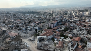 Depremde ağır hasar gören Kurtuluş Caddesi’ni yıkıntı tozları kapladı