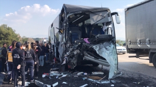 Adana’da otobüs kamyona çarptı, 2 kişi öldü, 6 kişi yaralandı