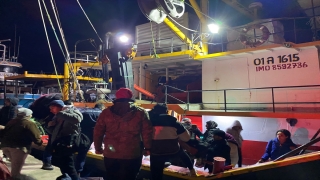 Adana’dan İskenderun’daki depremzedelere balıkçı teknesiyle yardım malzemesi gönderildi