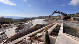 Kaş’ta 7 kaçak villa yıkıldı