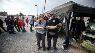 Yurt dışından Hatay’a gelen gönüllüler pizza yapıp depremzedelere dağıtıyor