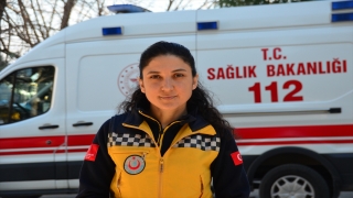 Görevliyken ambulansla izin gününde karavanıyla depremzedelerin yardımına koşuyor