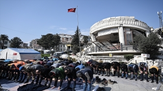 Depremden etkilenen Hatay’da cuma namazı kılındı