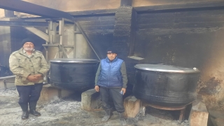 Samandağ’da gurbetçiler, depremzedelere ”hirisi” dağıttı