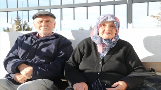 Burdur’daki KYK yurdunda kalan depremzedeler, acılarını paylaşarak afetin izlerini silmeye çalışıyor