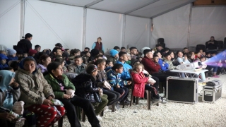 Hatay’da depremzede çocuklar çizgi film gösterimiyle moral buldu