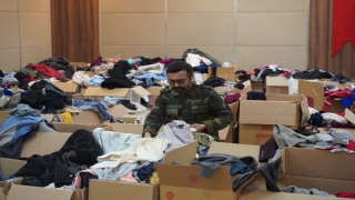 Kahramanmaraş’ta yaşayan Azerbaycanlı genç depremzedelere yardım için çalışıyor