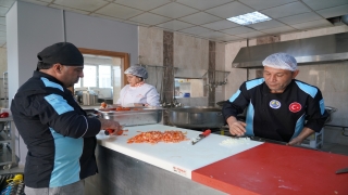 Erdemli’de depremzedeler için günlük 10 bin kişilik yemek yapılıyor