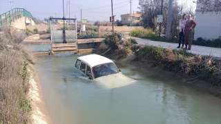 Mersin’de sulama kanalına devrilen otomobildeki 5 kişi kurtarıldı