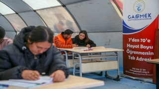Depremzede öğrencilerin enkaz altında kalan hayalleri kurslarla yeşertiliyor
