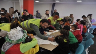 Adana’da depremzede çocuklara psikososyal destek veriliyor