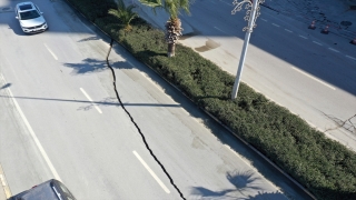 İskenderun’daki bulvarda oluşan yarık ve çatlak dronla görüntülendi