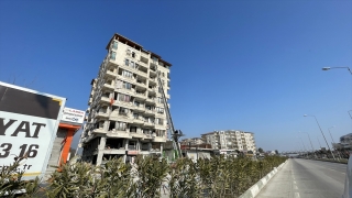 Hatay’da depremzedeler, hasarlı evlerden eşyalarını tahliye ediyor
