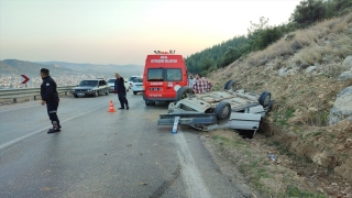 Adana’da otomobil devrildi