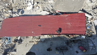 Baba ve oğulları yıkılan dükkanlarındaki makineleri enkazdan çıkarmaya çalışıyor
