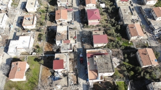 Gaziantep’teki bazı evler depremle sokağa doğru yaklaşık 2 metre kaydı