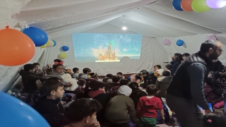 Kahramanmaraş’ta depremzede çocuklar çizgi film izleyerek eğlendi