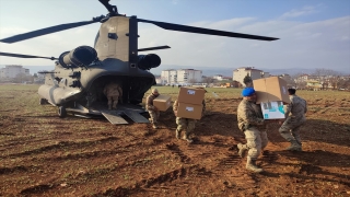 Kahramanmaraş’ta kırsal mahallelerdeki depremzedelere helikopterle yardım taşınmasına devam ediliyor
