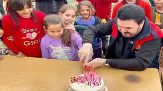 Kahramanmaraş’ta depremzede Ecrin’e doğum günü kutlaması