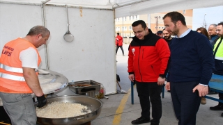 Mustafakemalpaşa Belediyesi, Hatay Arsuz’daki iki aşevinde depremzedelere yemek dağıtıyor