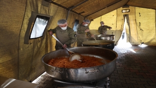 Mehmetçik, ilk depremin merkez üssü Pazarcık’ta vatandaşın yanında