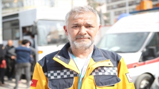 Hatay’da depremde anne ve babasını kaybeden diş hekimi, hastaların yardımına koştu