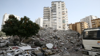 Adana’da depremde yıkılan binaların zemininde ”jeoteknik deney” yapılacak