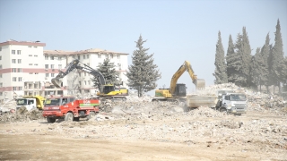 Hatay’da depremde yıkılan binaların enkazını kaldırma çalışmaları devam ediyor