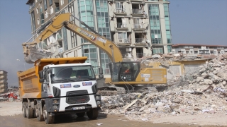 Hatay’da depremde yıkılan binaların enkazını kaldırma çalışmaları devam ediyor