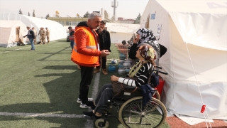 Beş büyük deprem atlatan okul müdürü çadır kentte vatandaşlara destek oluyor