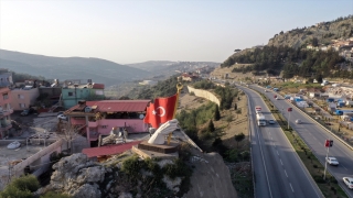 Belen’deki Türk bayraklı heykel depremden etkilenmedi