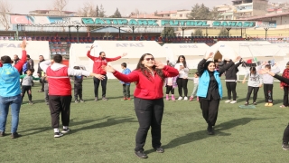 Madenci baba enkazda can kurtardı, kızı çadır kentte çocuklara moral verdi