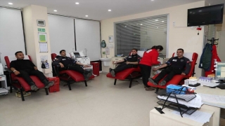 Mersin’de polis ekipleri depremzedelere desteğini sürdürüyor