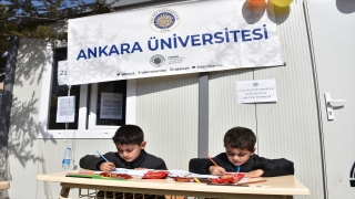 Depremden etkilenen çocuklar geleceğe dair umutlarını çizdikleri resimlere yansıttı