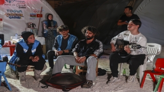 ”İyilik Elçileri” soba başındaki sohbet ve müzikle depremden etkilenen çocuklara moral veriyor