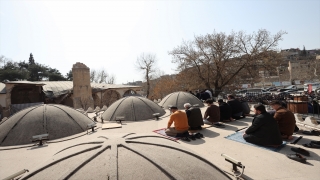 Kahramanmaraş’ta cuma namazı tarihi Ulu Cami’nin yanındaki alanda kılındı