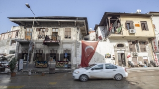 Antika dükkanından ”Hatay’ı terk etmeyin” mesajı veriyor