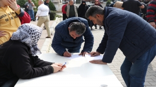Adana’da ”EYT” yoğunluğunun oluştuğu SGK binası bahçesine çadır kuruldu