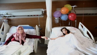 Hatay’da enkazdan yaralı kurtulan anne ile kızı Adana’da hastane odasında kavuştu